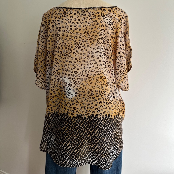 Unique Spectrum - Light Floral and Print animal Short Sleeves Shirt - Picture 3 of 6